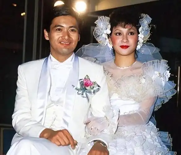 回顾和周润发相恋5年的她63岁含泪公开孩子身份未婚多年育有3子