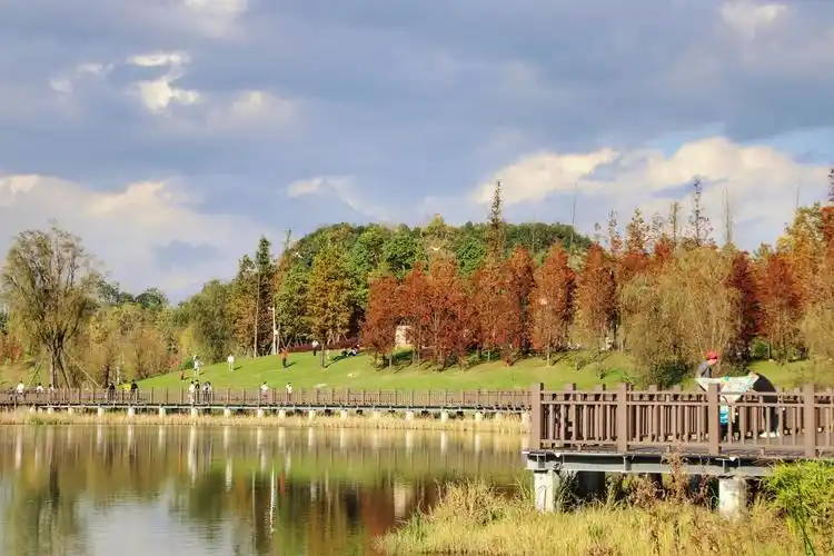 【高清组图】初冬月亮湖 五彩斑斓游人醉
