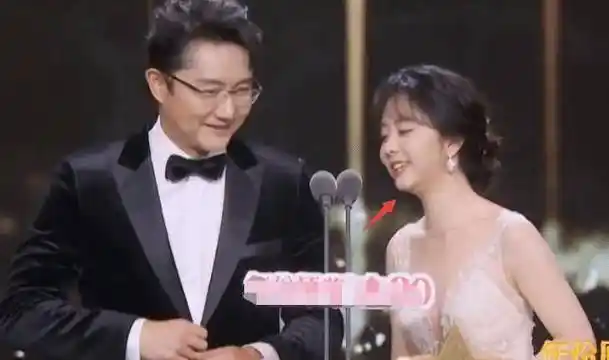 原创谭松韵亮相活动与男艺人身高差明显怼脸镜头婴儿肥遮不住