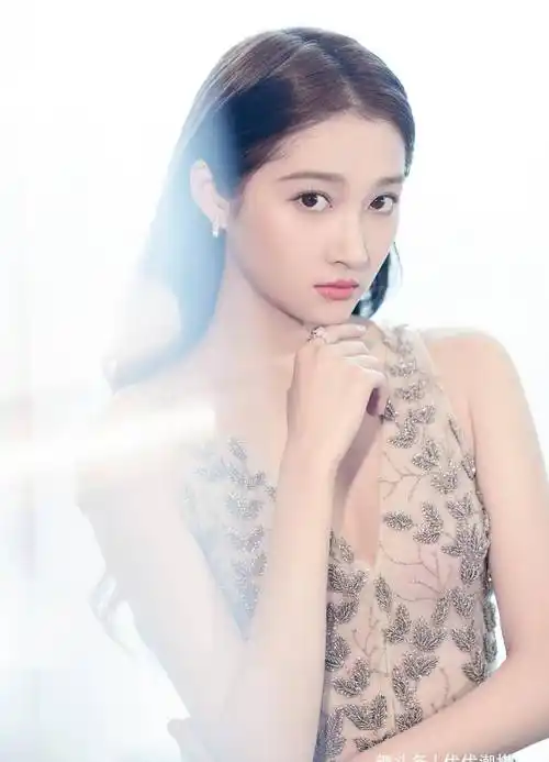 被关晓彤美到了!穿抹身材亮片裙华丽而时尚,轻熟风造型让人惊艳_我是