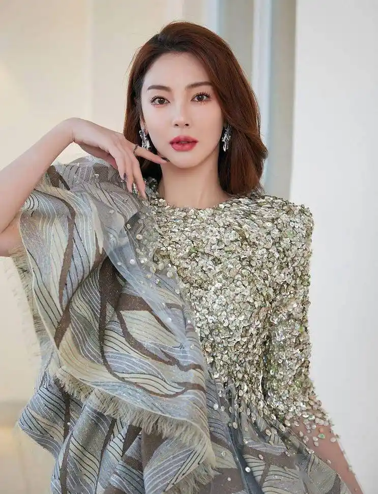 张雨绮跨年夜造型美出新高透视开衩礼服极具魅惑