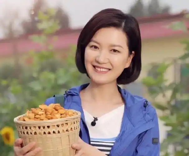 网曝东方台主持人处罚结果5位无限期吊销主持证房海燕被开除