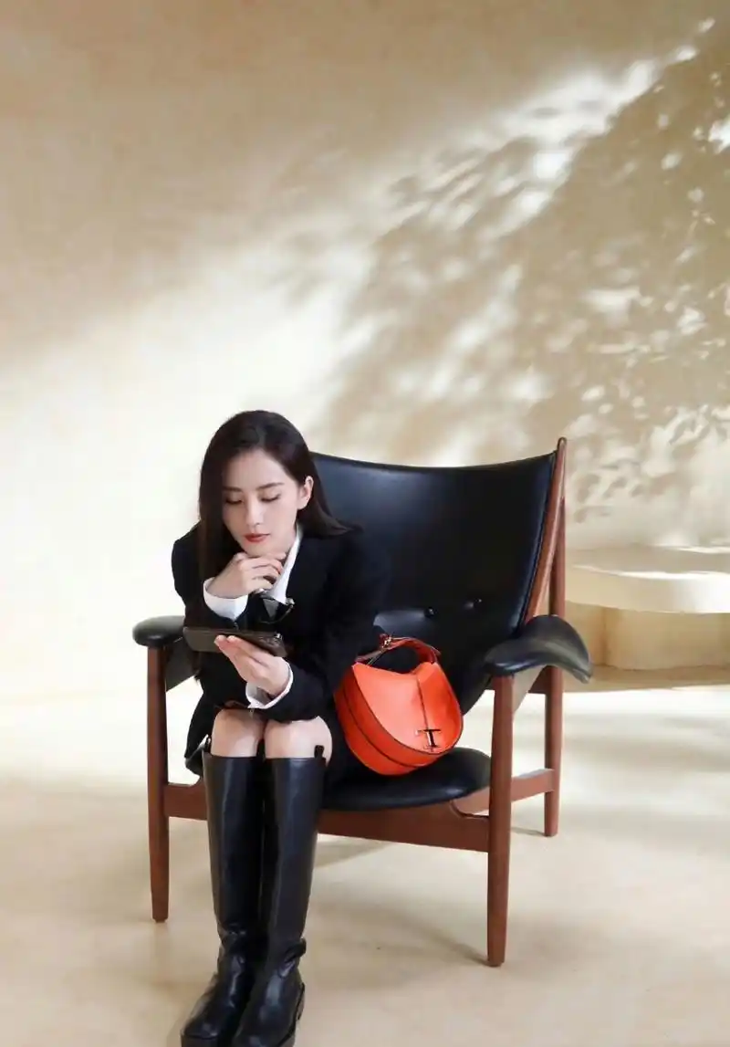 刘诗诗身穿白衬衫搭配高筒靴的穿搭,妆容精致,气质优雅,大气不失气场!