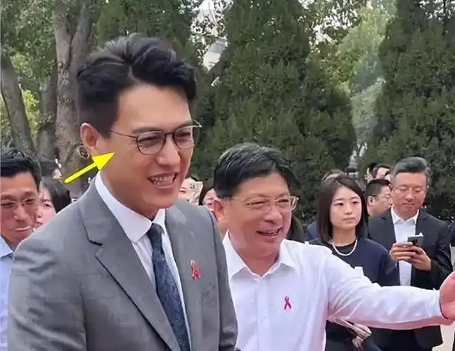 46岁靳东现身济南大学身材高大打扮得体被吐槽装文化人