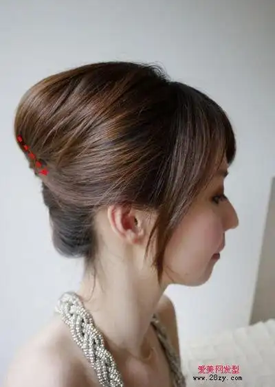 符合黑色衣服圆脸型的中发成熟发型扎法 圆脸符合的宴会盘发图解(5)