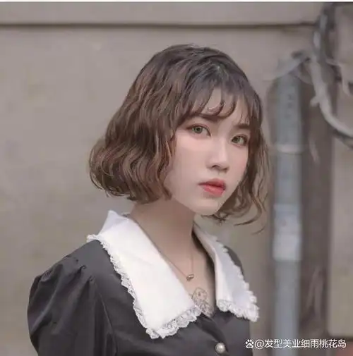 短发烫个卷也非常的好看上镜,显得复古还有港风洋气的气息,刘海选择卷