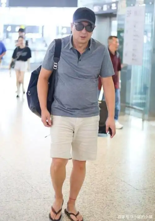 张嘉译真懂时尚,polo衫配短裤简约潇洒,50岁也率性有型
