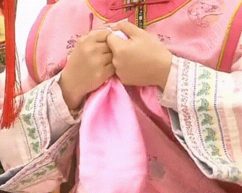 而获得控制感的一个途径,就是实际地抓握,盘弄某些东西(衣角,辫子