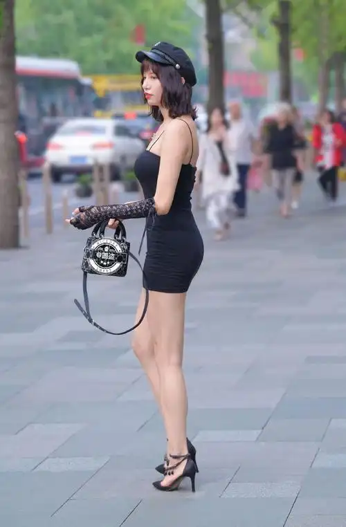 小姐姐穿吊带包臀裙彰显性感好身材曲线真的很完美