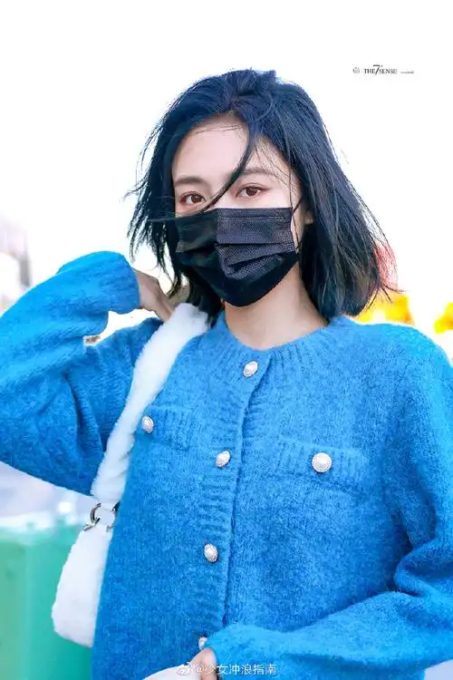许佳琪蓝色齐肩发#许佳琪今日饭拍,身穿蓝色短款毛衣,齐肩蓝色短发很