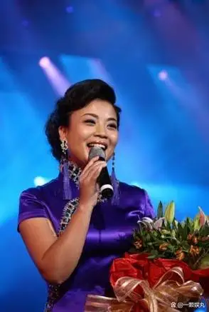 歌唱家张也未婚不孤单伴侣相伴人生路婚姻非女人唯一选择