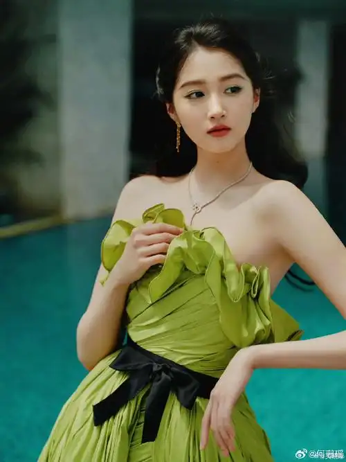 关晓彤绿色燕尾高定#  8月4日下午,@关晓彤发博晒出自己身穿绿色燕尾