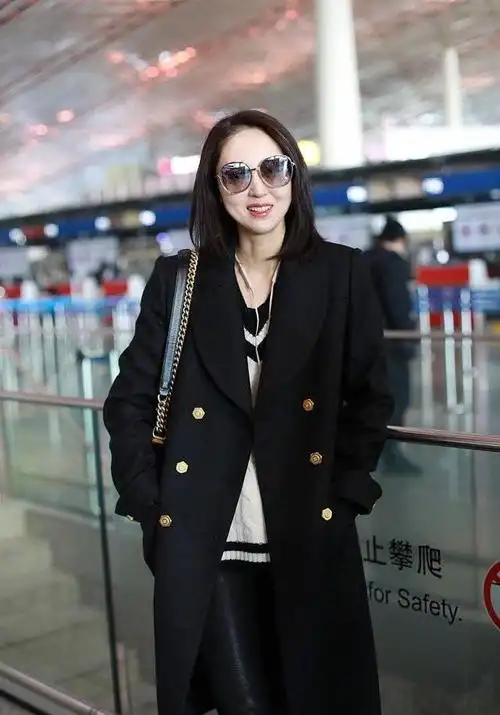 董璇黑大衣配长筒靴走机场,霸气又帅气,气氛瞬间两米八