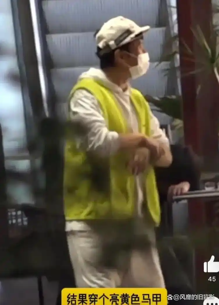 邓超深夜聚餐,戴口罩帽子想低调,但亮黄色马甲让人一眼看到