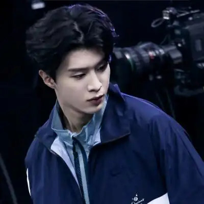 范丞丞绝美头像. 礼貌拿图.