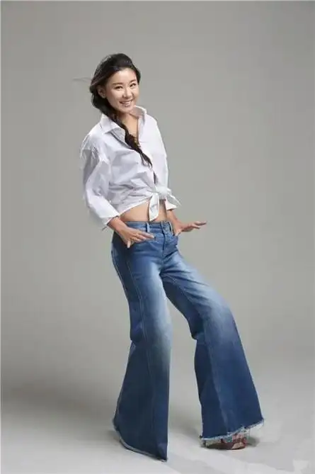 35岁李小萌真放得开身材多肉还非穿v领吊带王雷也不管管