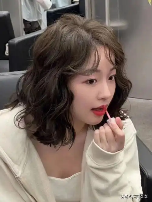今年这3种齐肩烫发火了比长发洋气比短发显脸小真美