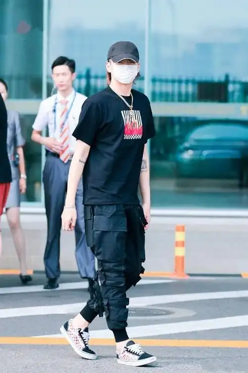 酷黑打扮才是今年的流行?邓伦,戚薇都纷纷爱上了!