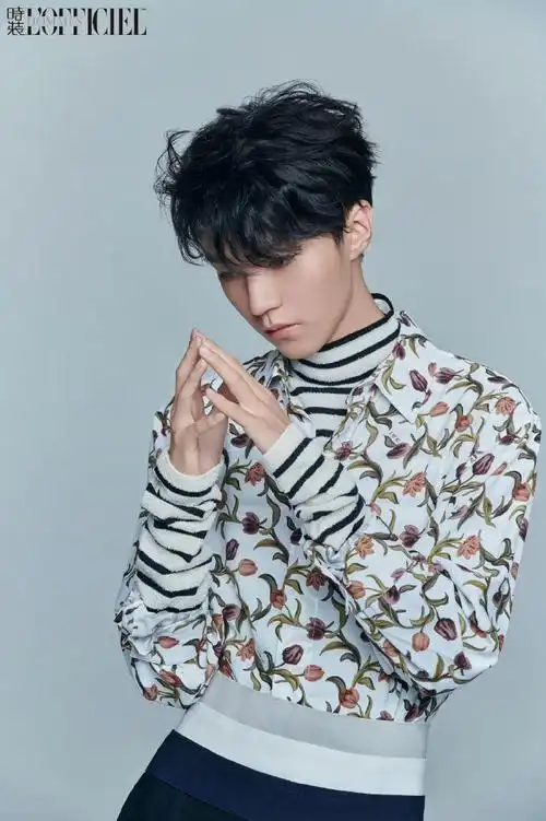 有一种衬衫叫王俊凯的衬衫,没有人能拒绝穿衬衫的王俊凯!