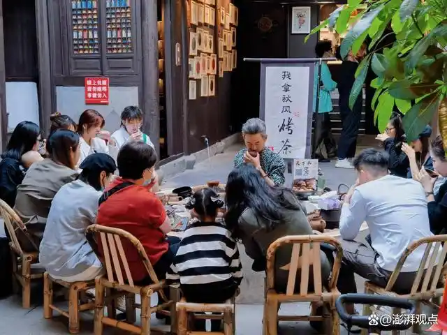 冬日午后,摆上一张方桌,一口炭炉,三五好友围炉而坐,边喝茶,边聊天