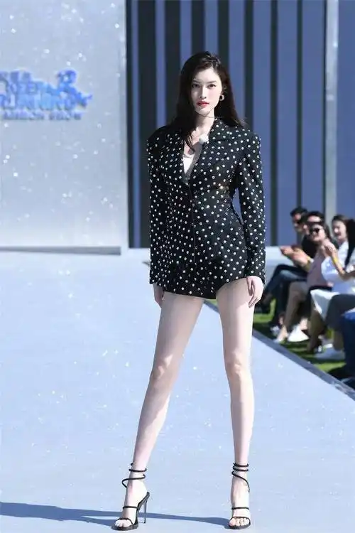 奔跑吧时装周即将上演不寻常大秀何穗大长腿吓坏跑男们