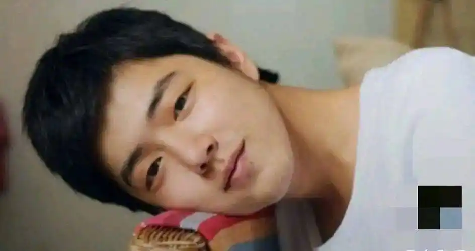 肖战大学照片曝光!给大学女友买钻戒,跟同学聊天被造谣是恋爱