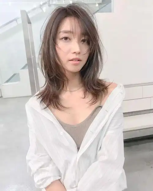 今年流行有层次的齐肩发