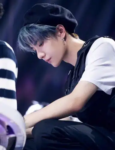 王一博亮相《街舞3》,蓝绿脏辫造型亮眼,网友:从漫画中走出的