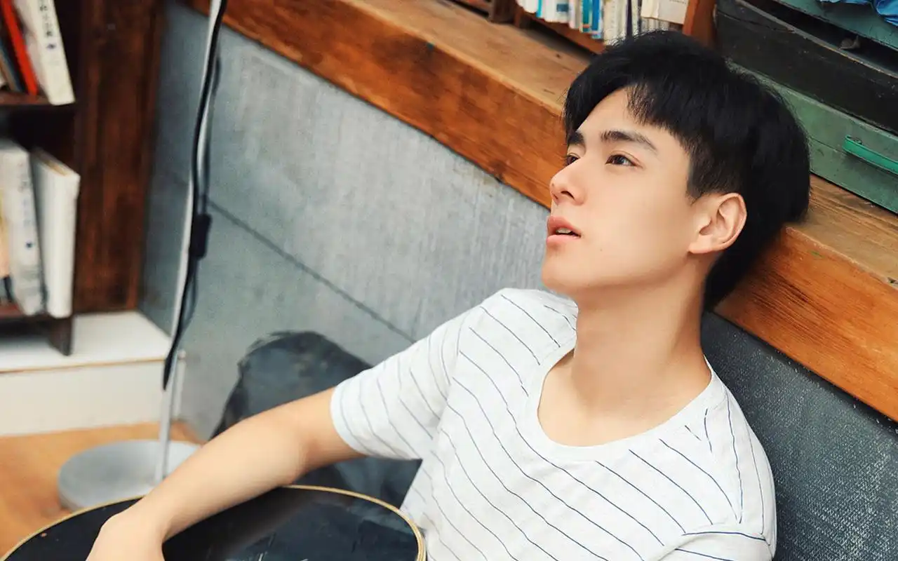 胡一天最新帅气写真高清图片桌面壁纸