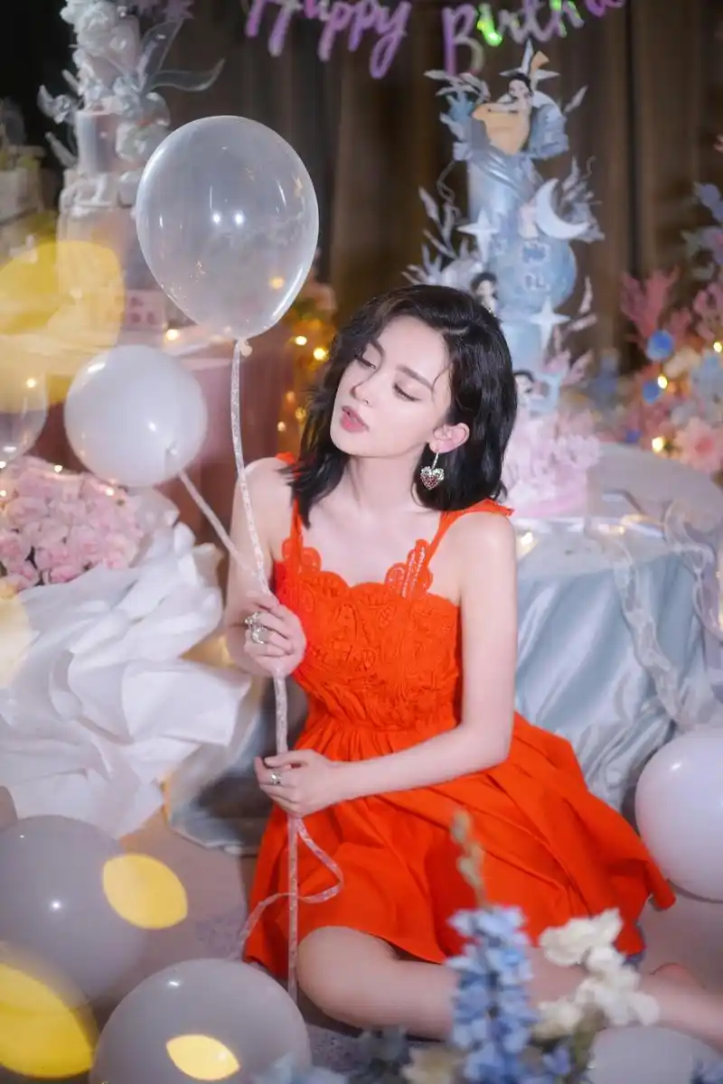 古力娜扎生日写真,红裙优雅,性感迷人