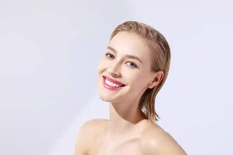 u牌:为什么皮肤衰老的速度和护肤手法也有关系_肌肤_脸部_彩妆