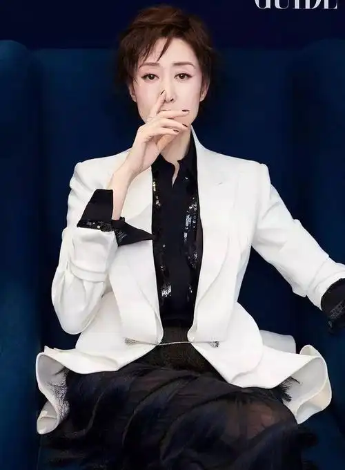 刘敏涛这段发时间剪掉十年长发,变成了波波头短发造型,不过还真的减龄