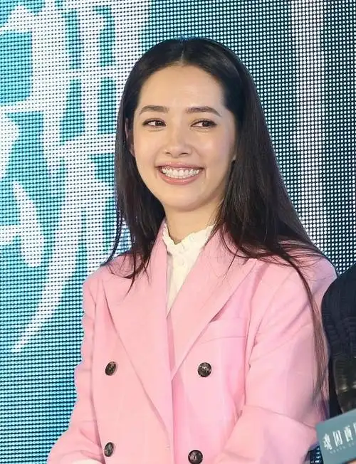 郭碧婷被曝与向佐恋爱后现"幸福肥" 穿粉西装秀美腿女人味爆棚