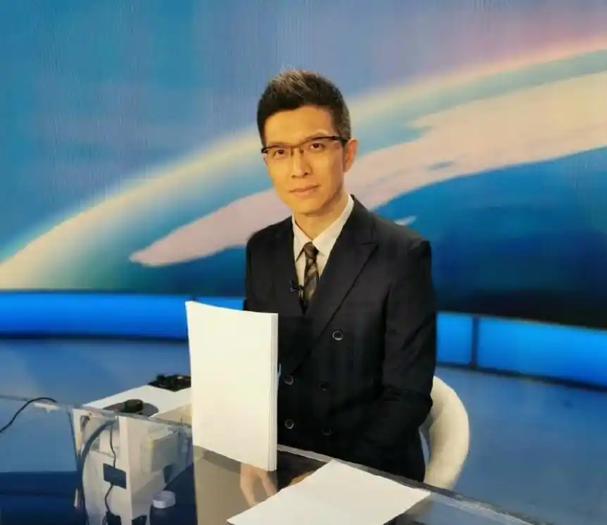 朱广权戴隐形眼镜帅得认不出,和薇娅带货破亿,不愧是央视押韵王