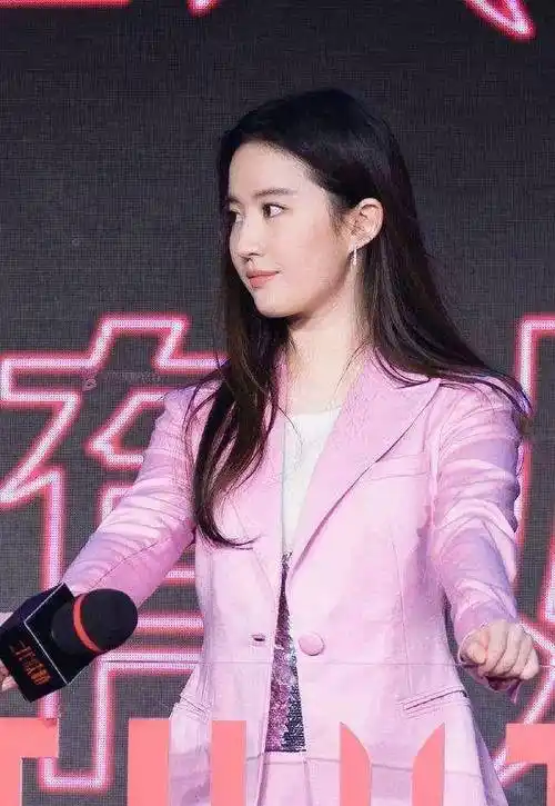 星都喜欢挑战的一种西装颜色,刘亦菲在出席活动的时候也穿过粉色套装