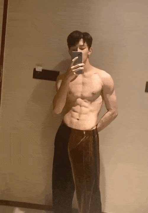 还有一位靠腹肌著称的就是我们的姚琛.