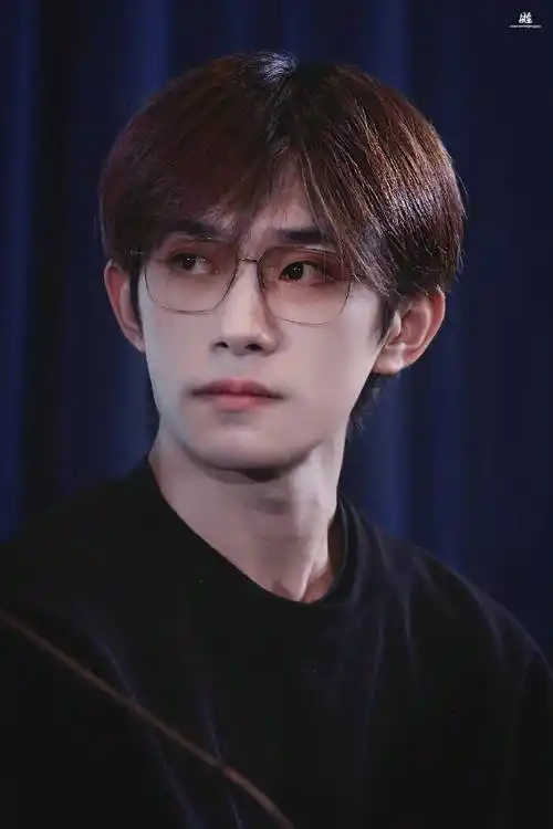 易烊千玺眼镜适配度