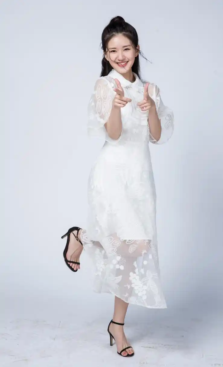 赵露思   无修定妆图一字带凉高跟  表情丰富  可爱[鲜花]