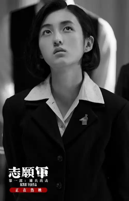 张子枫在战火纷飞的年代,李晓从泥沼中一步步走来,坚毅果敢,坚韧向上