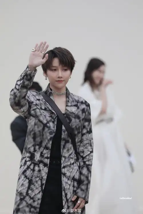 刘雨昕回国了#结束巴黎时装周行程刘雨昕海外成绩爆炸 社交媒体 锰邋