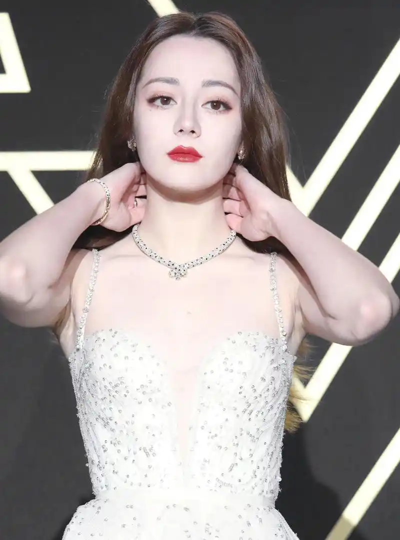 在星光大赏的盛典上星光熠熠, 迪丽热巴一袭纯白纱裙亮相,银色的吊带