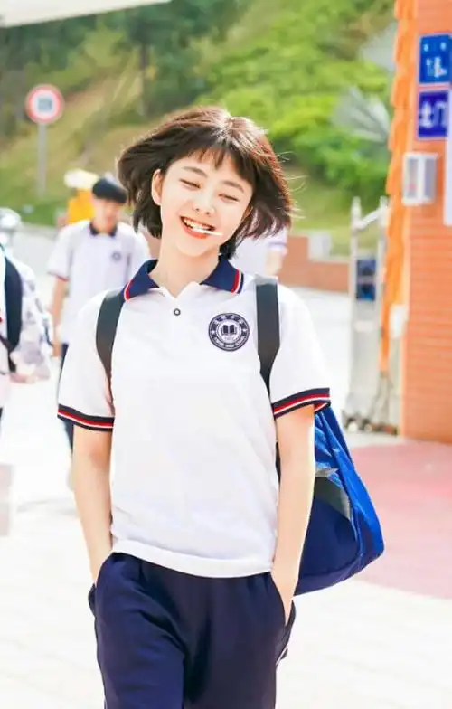 有些人在三四十岁时,也能穿上合适的服装,变成一位美丽的少女.