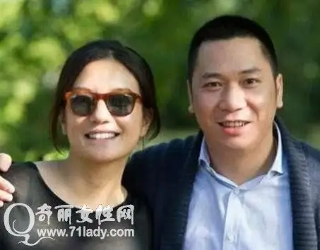 赵薇素颜带女儿拍戏 赵薇老公身家高达百亿曾有过一段婚姻(2)