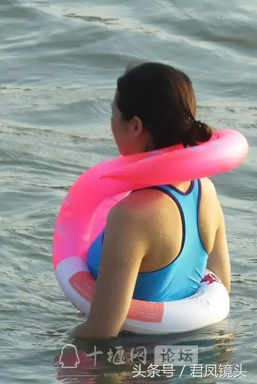 高温酷暑市民在长江中游泳纳凉帅哥美女多健美身躯好养眼