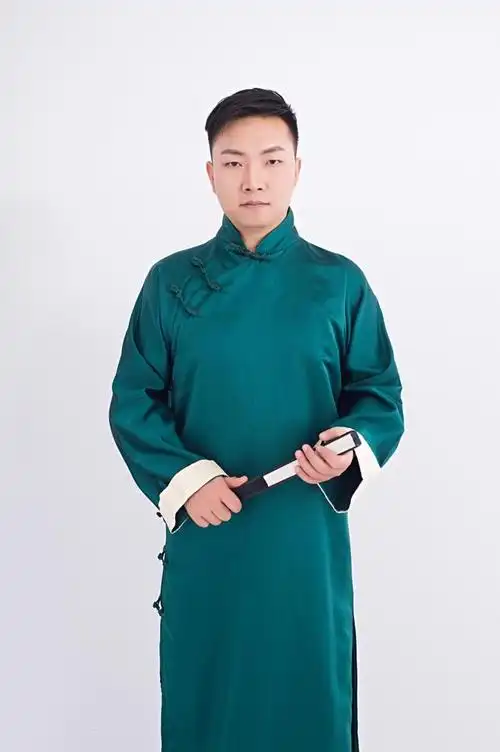 侃侃在话剧团做了十多年,期间无意中发现团里有位老同志在业余时间