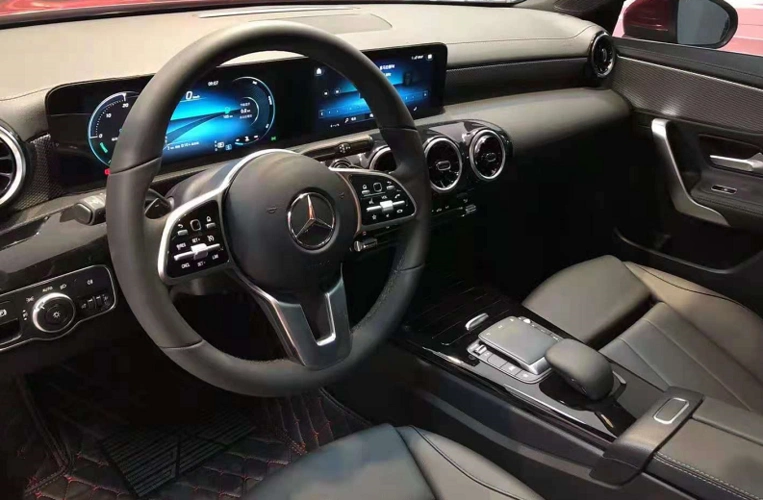 内饰设计,这款奔驰a级的整个内饰采用的是全黑的设计,该有的奔驰元素