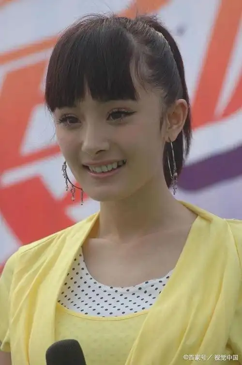 杨幂十三年前旧照曝光,没有美颜和修图的杨幂,一脸的青涩单纯