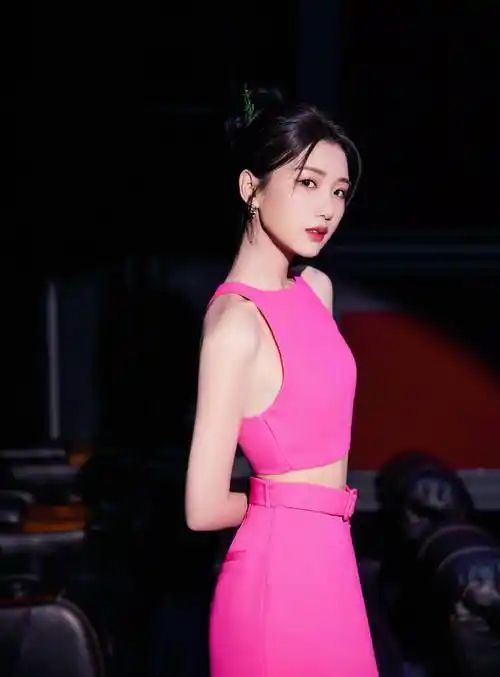 毛晓彤红色包臀长裙时尚写真_美的_大片_网友