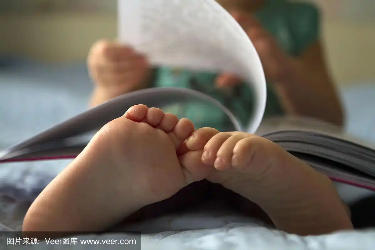孩子脚的特写镜头