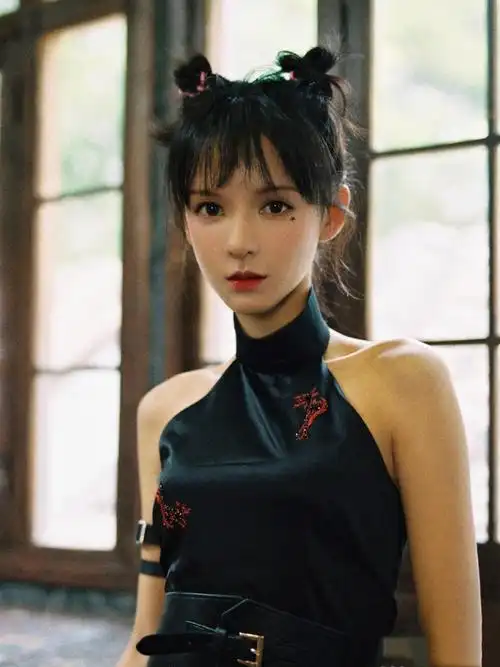 蓝色蕾丝旗袍图片(《韫色过浓》甜蜜热播,张予曦复古造型好美,蓝色